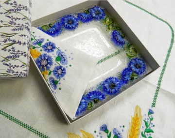 Подарочный набор «Васильки» тарелка с льняной салфеткой, украшенной вышивкой»