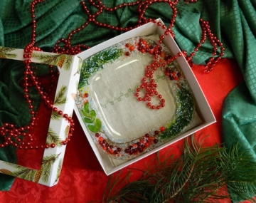 Подарочный набор «Декоративная тарелка с льняной салфеткой, украшенной вышивкой с изображением снегиря»