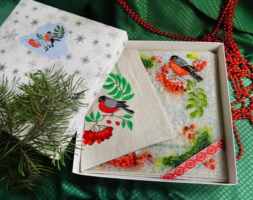 Подарочный набор «Декоративная тарелка с салфеткой, украшенной вышивкой»