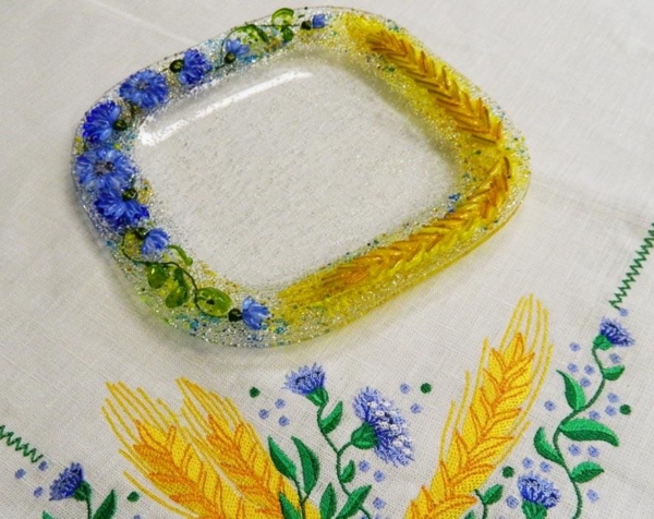 Подарочный набор «Васильки и пшеница» десертная тарелка с льняной салфеткой, украшенной вышивкой»
