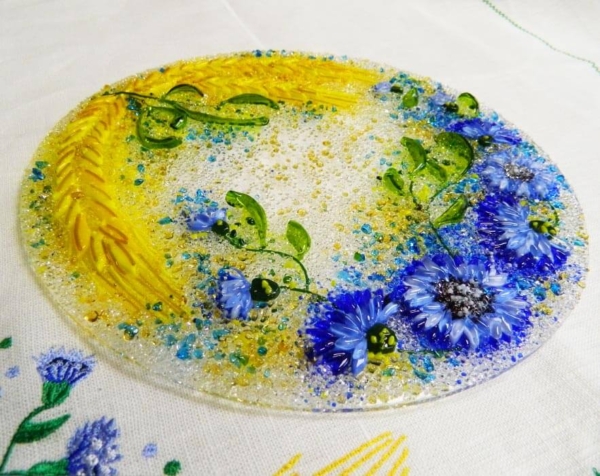Подарочный набор «Васильки и пшеница» круглое блюдо с льняной салфеткой, украшенной вышивкой.