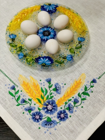 Подарочный набор «Васильки» круглое блюдо для яиц с льняной салфеткой, украшенной вышивкой.