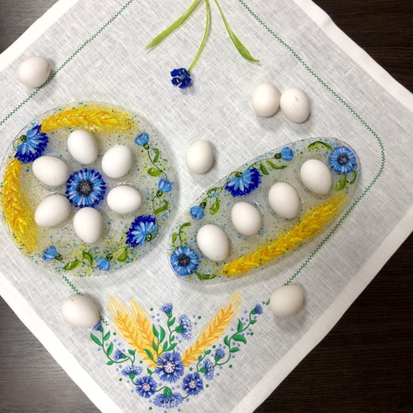 Подарочный набор «Васильки» круглое блюдо для яиц с льняной салфеткой, украшенной вышивкой.