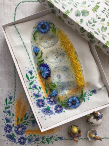 Подарочный набор «Васильки» овальное блюдо для яиц с льняной салфеткой, украшенной вышивкой.