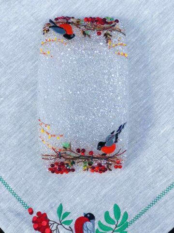 Подарочный набор «Снегири». Прямоугольная тарелка с льняной салфеткой, украшенной вышивкой.
