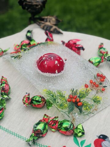 Подарочный набор «Новогодний». Прямоугольная тарелка с льняной салфеткой, украшенной вышивкой.