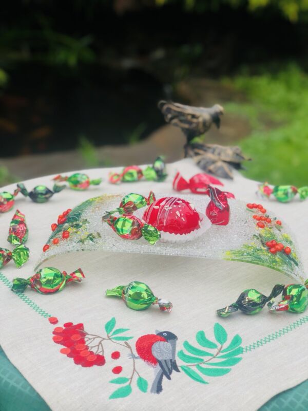 Подарочный набор «Новогодний». Прямоугольная тарелка с льняной салфеткой, украшенной вышивкой.