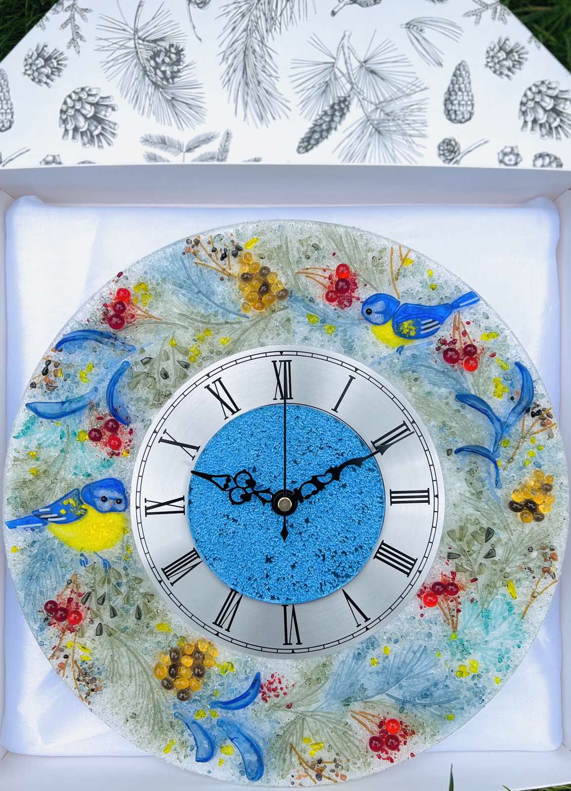 Часы из стекла «Зимний лес» круглые.